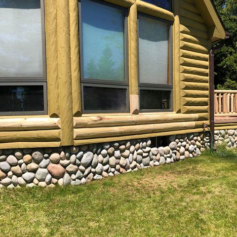 Log cabin with corner post notches