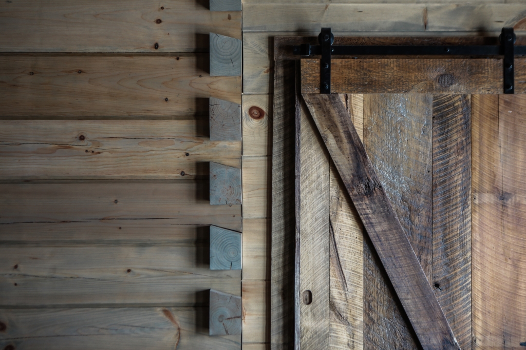 Example of Northern Log's circle sawn barn wood